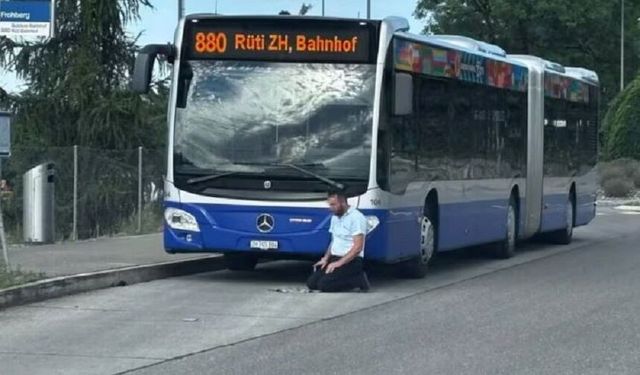 Almanya'nın ardından İsviçre'de: Otobüs şoförü sefer sırasında namaz kıldı