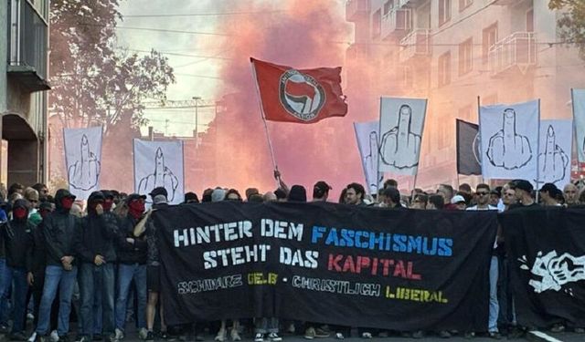Darmstadt’ta Reichsbürger yürüyüşü Antifa'nın karşı protestoyla durduruldu