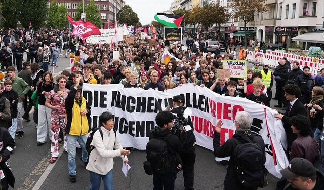 Almanya'da on binlerce öğrenci zorunlu askerliğe karşı sokağa çıktı