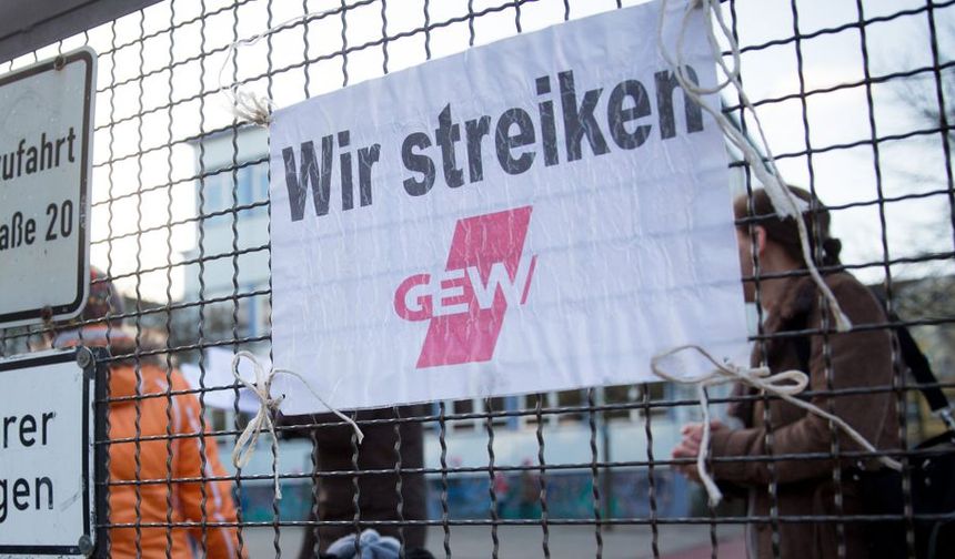 Yüzlerce öğretmen Berlin'de uyarı grevi yaptı