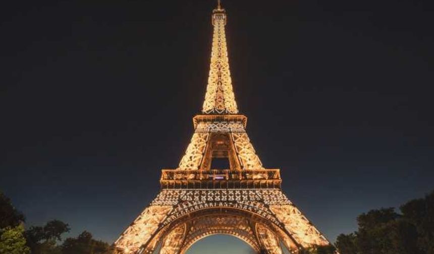 Paris'te enerji krizi: Eyfel Kulesi'nin ışıkları erken sönecek
