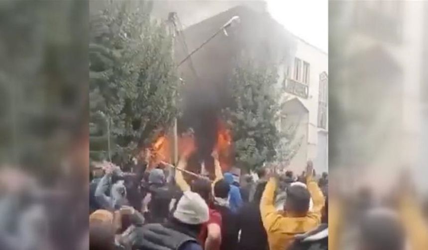 İddia: İran'da Humeyni'nin baba evi ateşe verildi