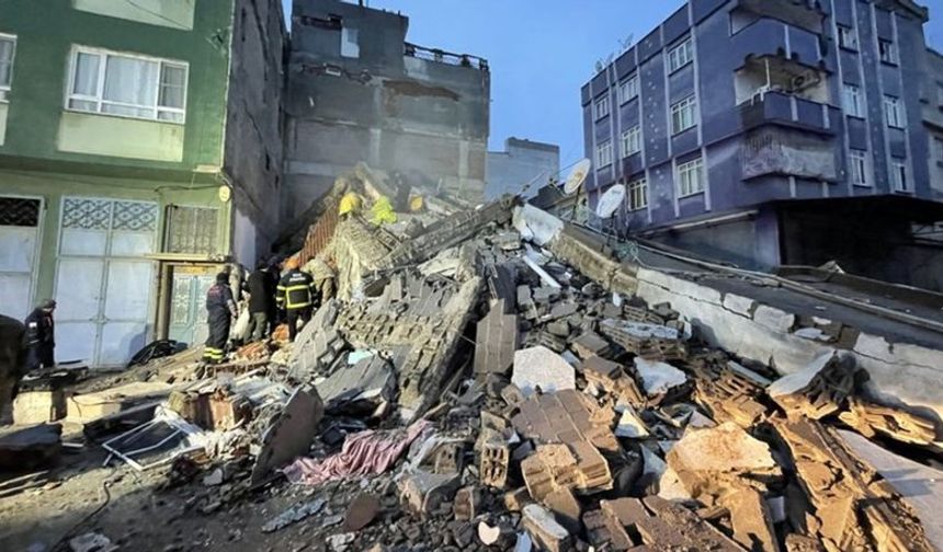 Türkiye'de 7,4 şiddetinde deprem: 1541 can kaybı