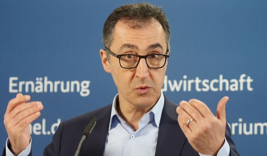Cem Özdemir: Cips ve çikolata reklamı yasaklansın