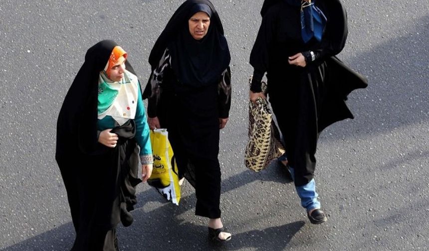 Tahran: Başörtüsü takmayan kadınlara metro yasağı