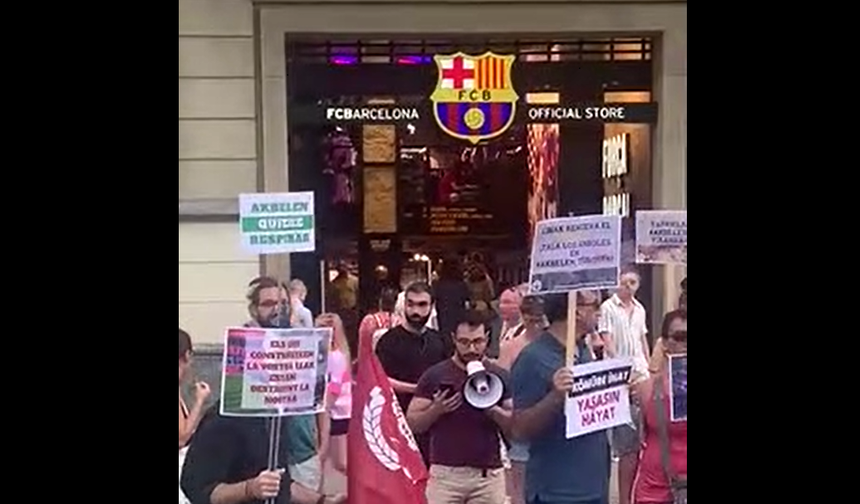 İspanya'da Barcelona taraftarları LİMAK'ı protesto etti