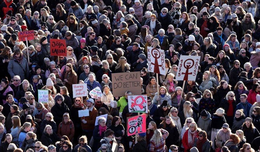 On binlerce kadın eşit haklar için greve gitti