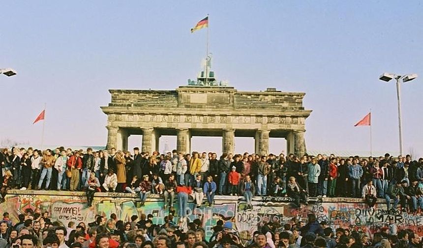 Berlin Duvarı’nın yıkılışının 34. yıl dönümü
