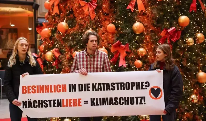 İklim aktivistlerinden Berlin'de boyalı protesto