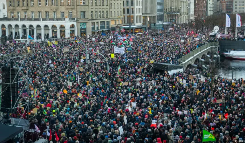 Almanya'da on binlerce kişi ırkçılığı protesto etti