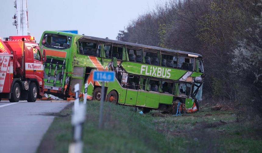 Leipzig’de yolcu otobüsü devrildi: 5 ölü, 20 yaralı
