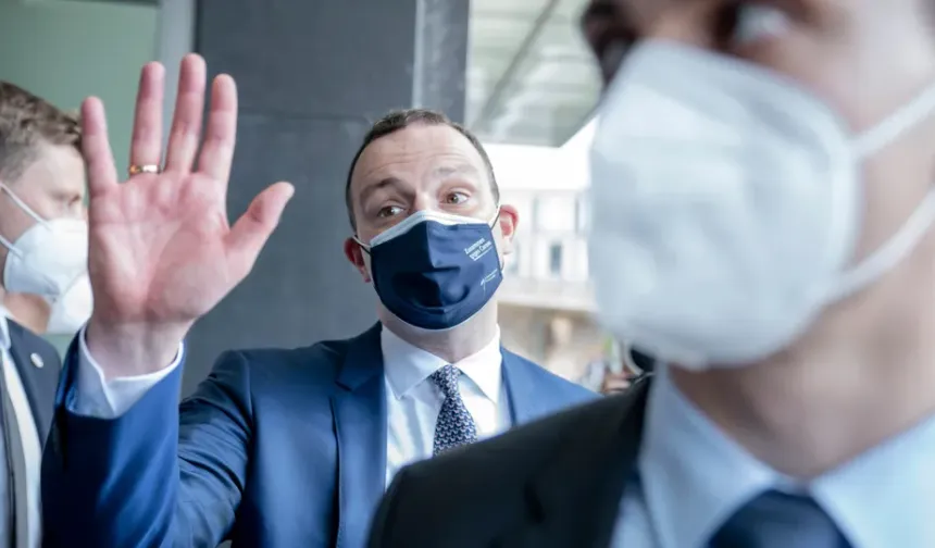 Eski Sağlık Bakanı Spahn'ın aşırı maske alımı eleştirildi