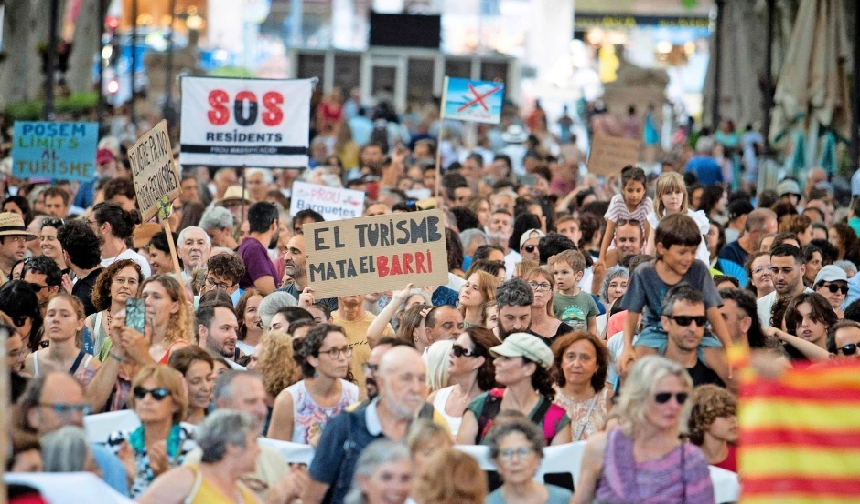 İspanya'da kontrolsüz turizmi binlerce kişi protesto etti