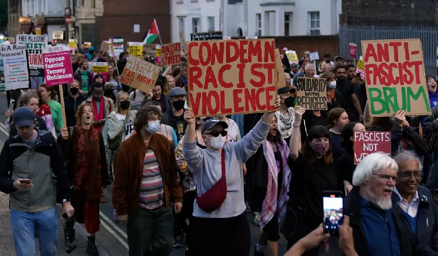 Londra'da ırkçılık ve polis şiddeti protesto edildi