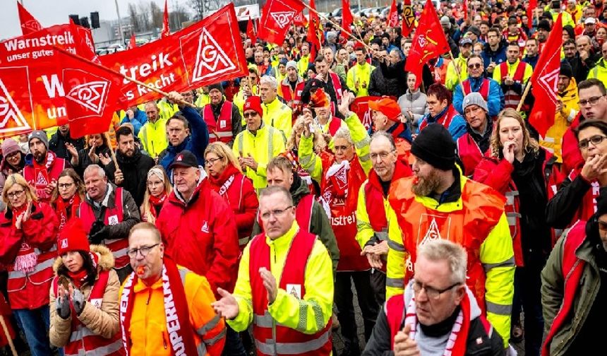 Almanya'da IG Metall'den uyarı grevleri:  VW üzerindeki baskı artıyor