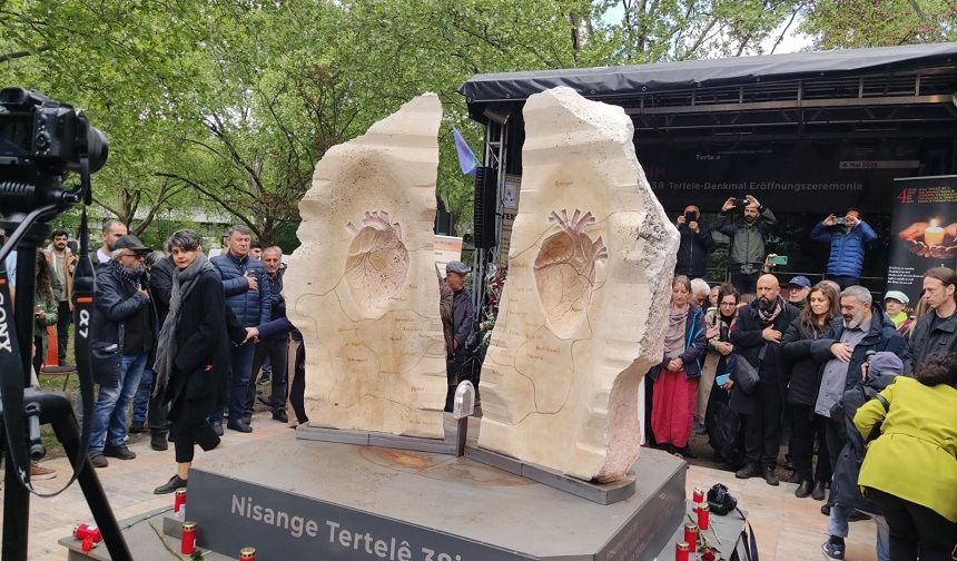 Çatlayan Taş, Dayanan Toprak; Berlin’de Anıt...