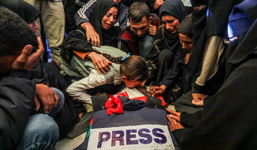 İsrail'in saldırısında hastanede tedavi gören gazeteci öldürüldü
