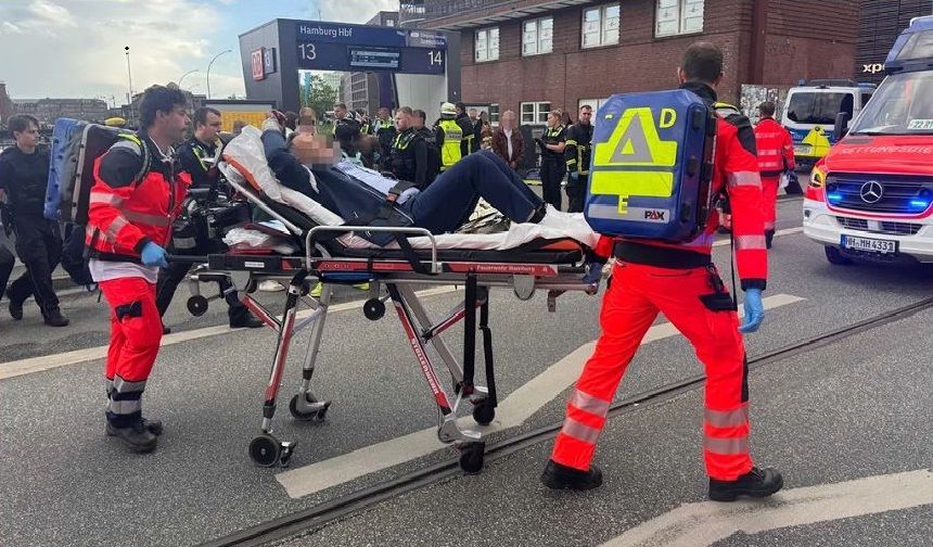 Hamburg tren istasyonunda bıçaklı saldırı: 6'sı ağır 17 kişi yaralandı