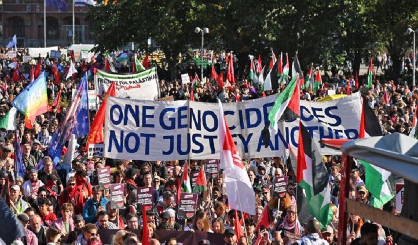 Berlin'de 100 bin kişi İsrail'i protesto etti: Gazze'de soykırımı durdurun