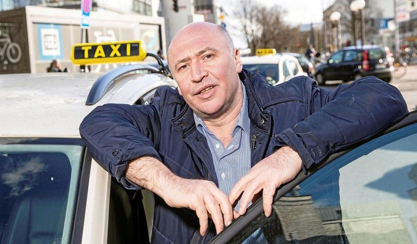 İlhami Akter taksi direksiyonundan edebiyat sahnesine: “Hayatın Yazdığı Yolculuklar”