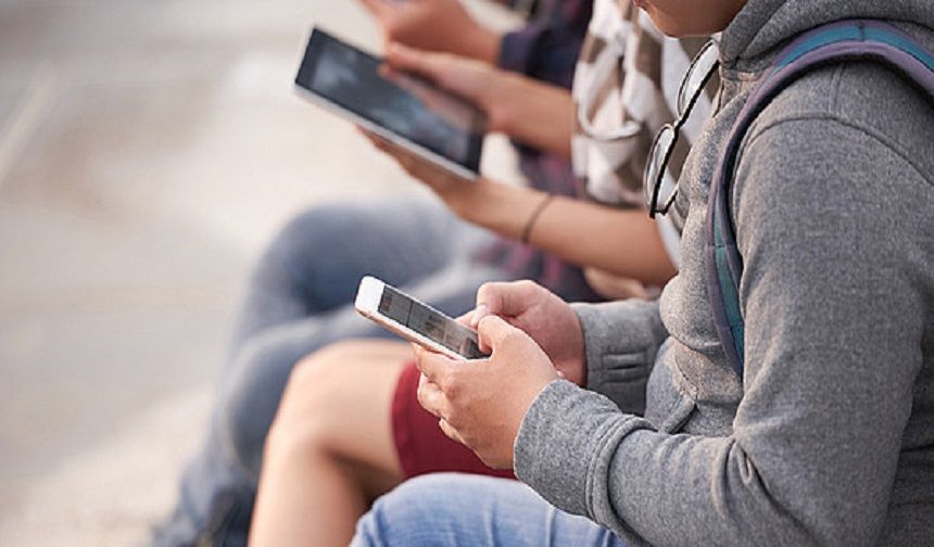 Avrupa’da öğrenciler okula cep telefonu yasağıyla döndü