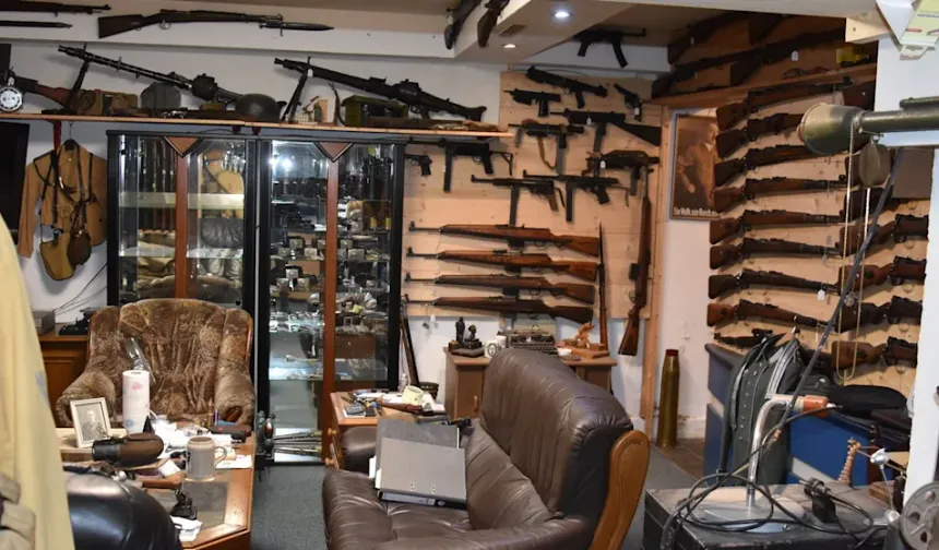 Almanya'da tamirhanede “bir mahalleyi havaya uçuracak düzeyde” silah ele geçirildi