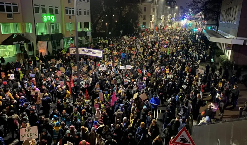 Almanya'da aşırı sağcı AfD'yi protesto için on binler sokağa çıktı