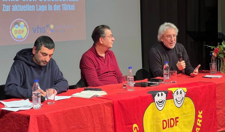 Gazeteci Dündar Bielefeld'de konuştu: ‘Birlikte mücadele edilirse demokrasi kazanacak’