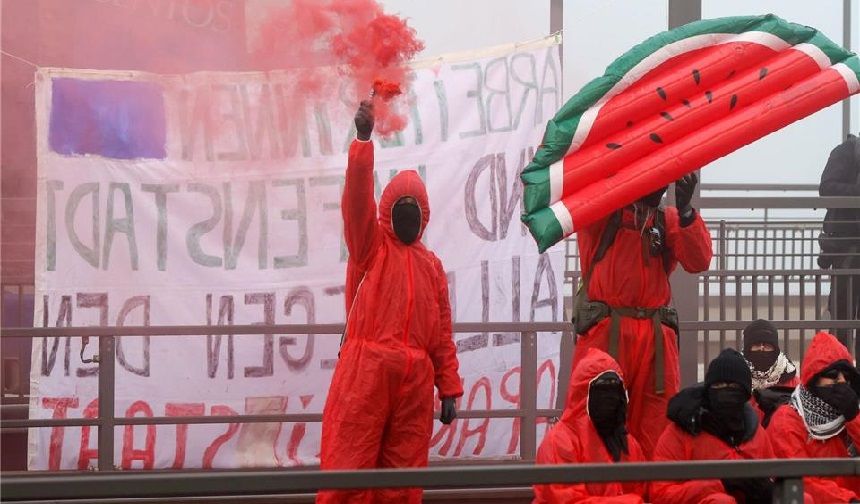 Hamburg’da Filistin’le dayanışma: İsrail’e silah taşıyan tren hattı bloke edildi