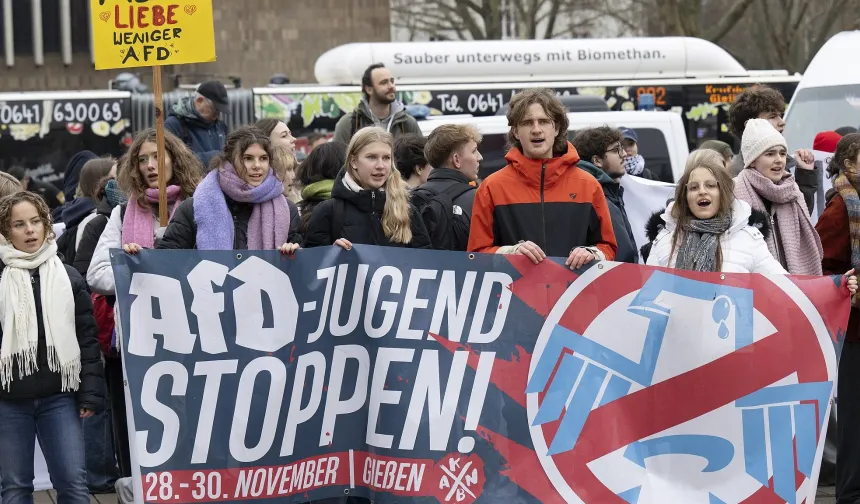Aşırı sağcı AfD'nin gençlik örgütü kurmak için düzenlediği toplantı protesto ediliyor