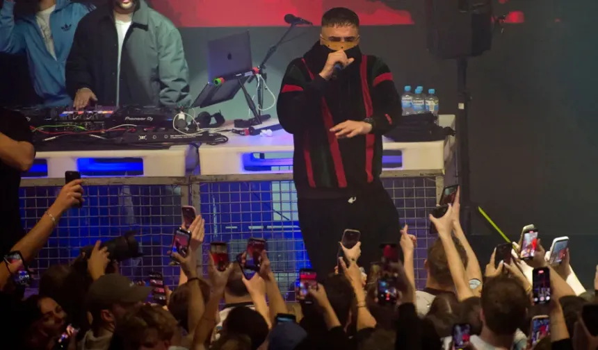 Haftbefehl’den ilk konser: “Ben temizim!” — Rapçi, yüzünü gizleyerek sahneye döndü