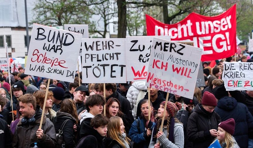 Almanya’da yeni askerlik yasası kabul edildi: Ülke genelinde protestolar sürüyor