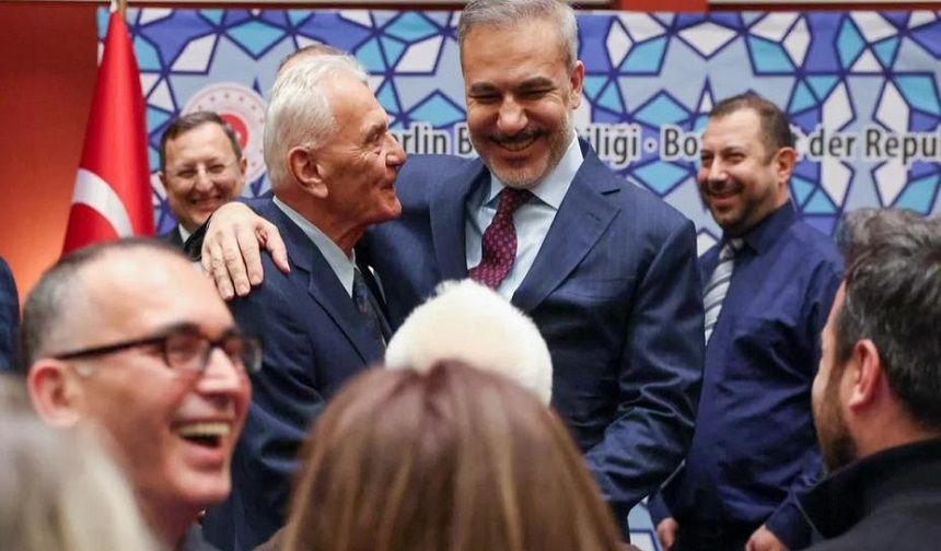 Berlin’de Dışişleri Bakanı Fidan’la poz yarışı gazetecilik krizine dönüştü