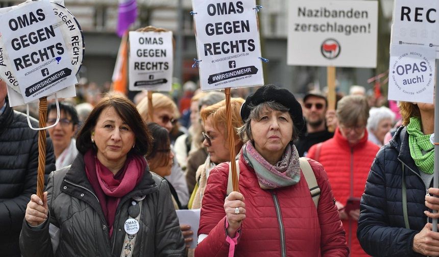 Hamburg’da binlerce kişi sokağa çıktı: Aşırı sağcı partiler denetlenmeli