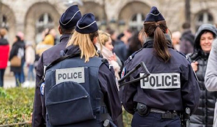 Berlin'de polis sendikasından Yeşiller’e sert tepki: “Görevde başörtülü polis olmayacak”