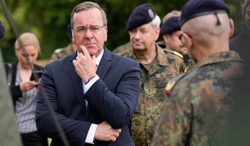 Gençliğe Üniforma, Sermayeye Güvence: Almanya Nereye Gidiyor?