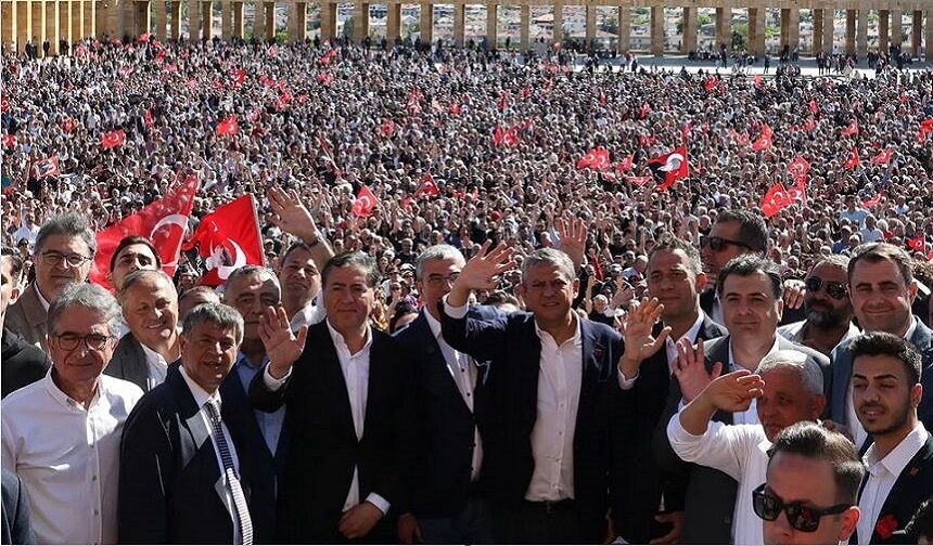 Alman basını manşetlere taşıdı: Ankara’da on binler Özgür Özel’e destek verdi