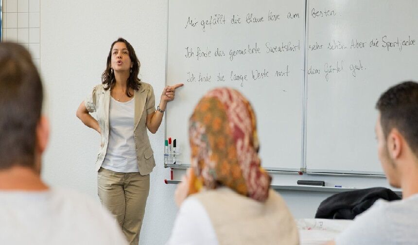 Almanya'da Hükümet Geri Adım Attı: Göçmenlere Ücretsiz Dil Kursu Yasağı Deliniyor