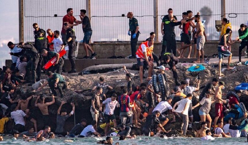 Fas'tan İspanya'ya on binlerce düzensiz göçmen: AB'de Schengen tartışması