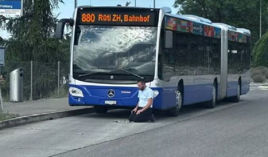 Almanya'nın ardından İsviçre'de: Otobüs şoförü sefer sırasında namaz kıldı