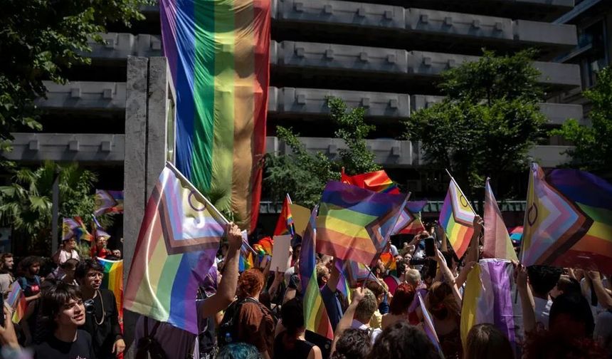 Türkiye’de LGBTİ+ operasyonları büyüyor: Protestoya da gözaltı