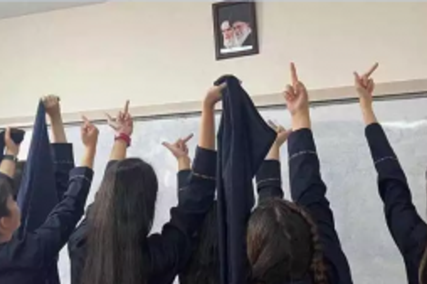 İran'da öğrenciler “Diktatöre ölüm” sloganlarını attı